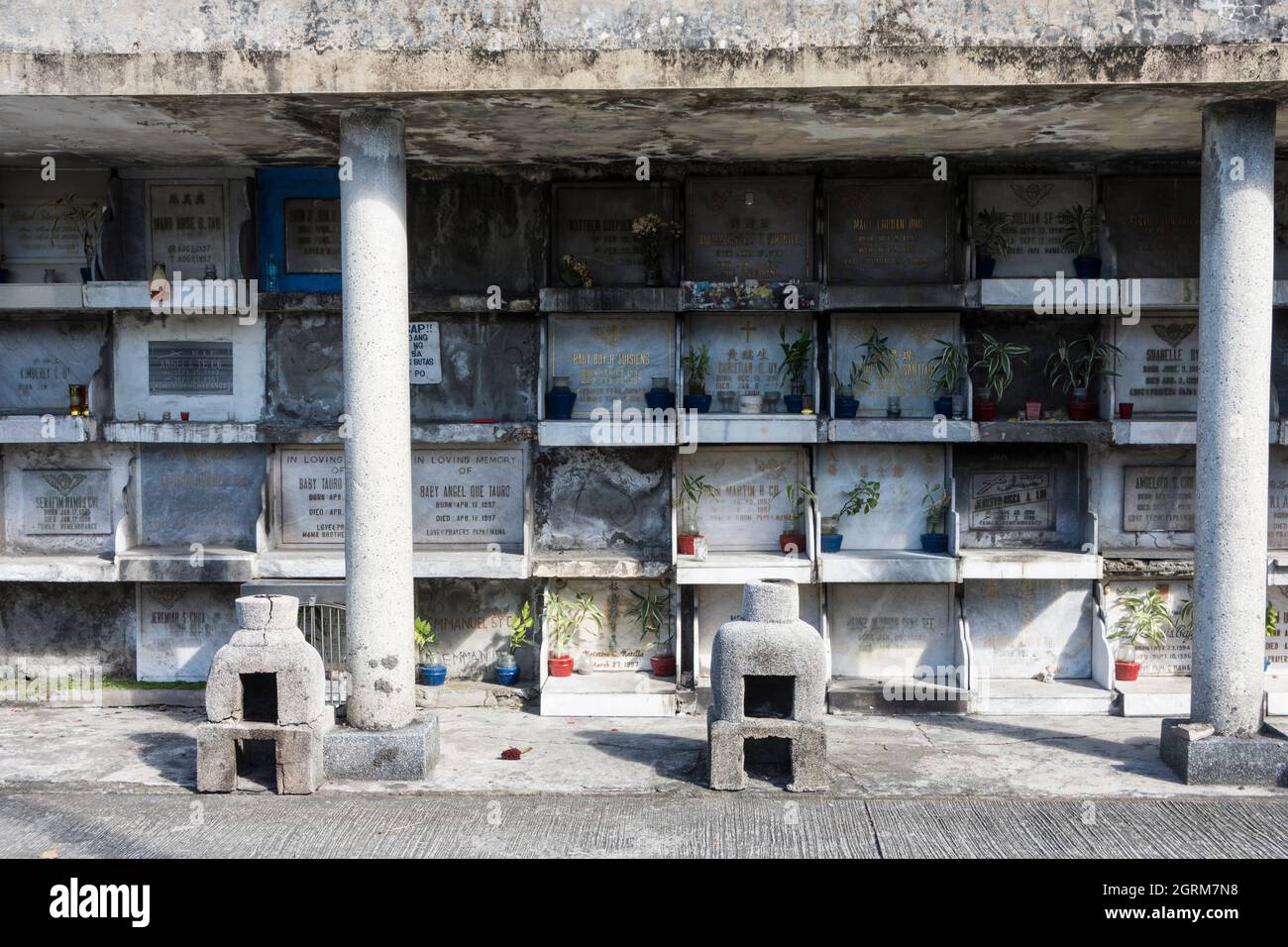 Muro di tombe nel cimitero cinese di Manila, Manila, Filippine Foto Stock