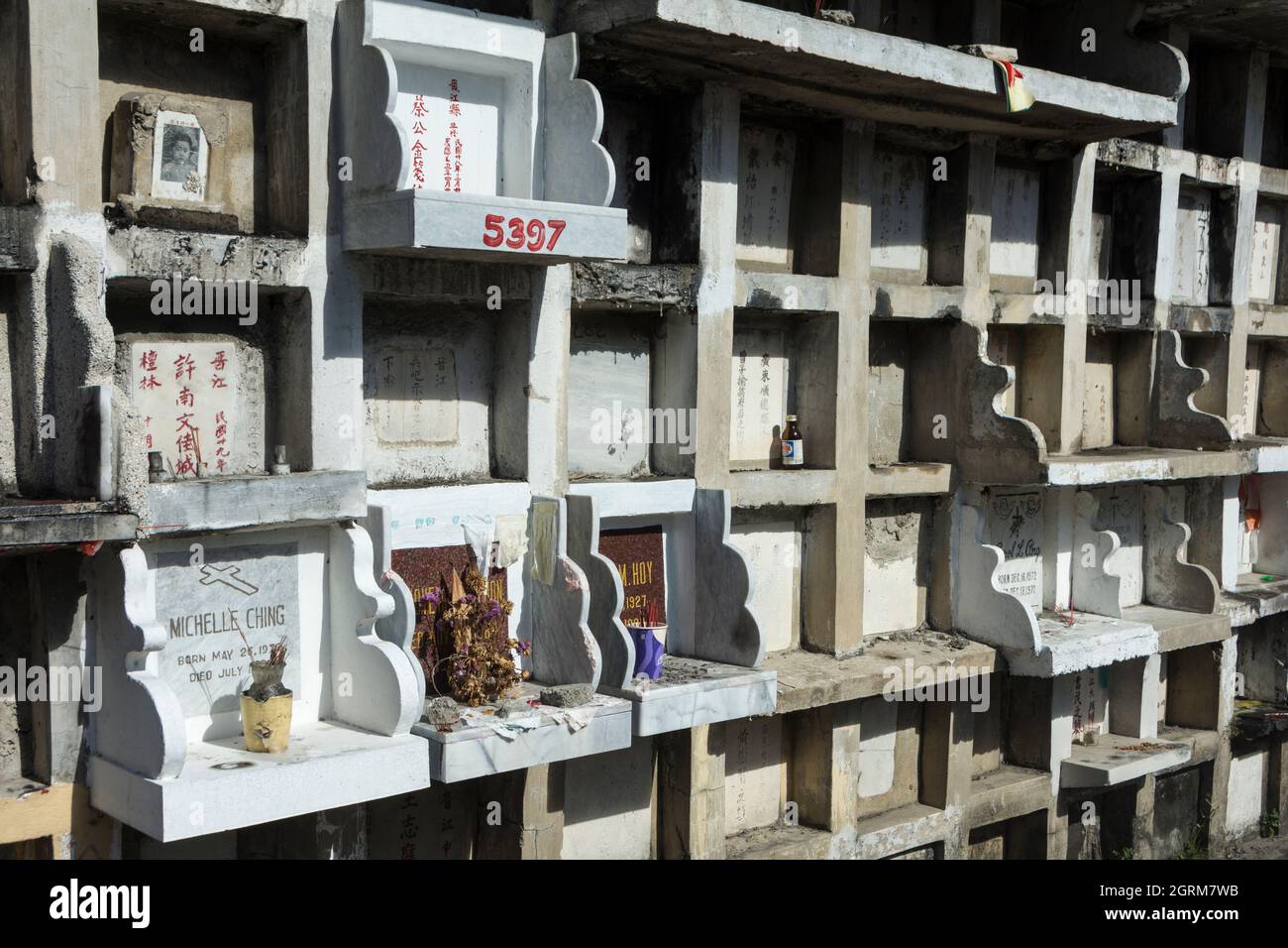 Muro di tombe nel cimitero cinese di Manila, Manila, Filippine Foto Stock