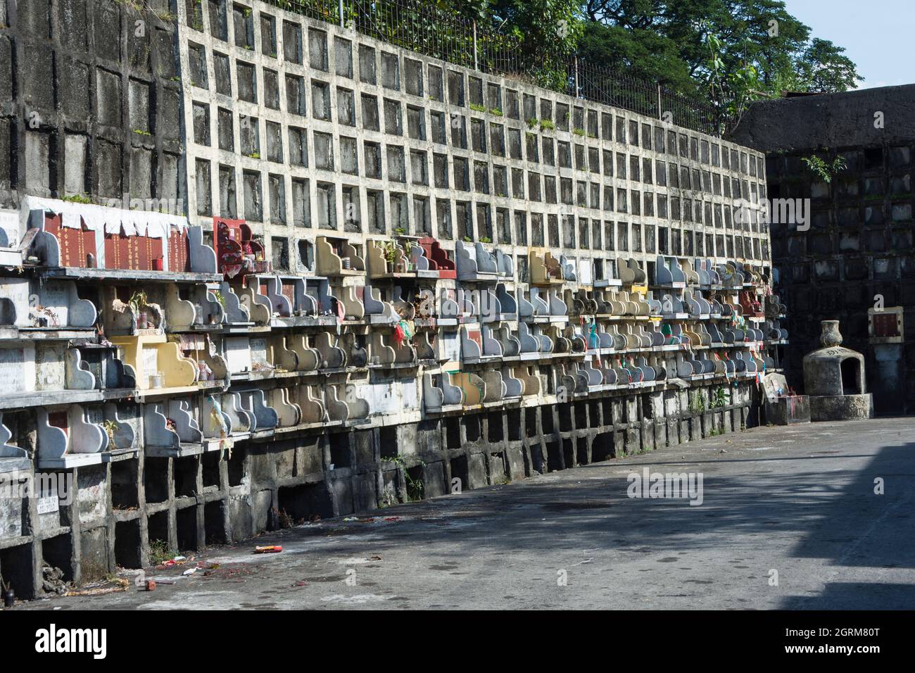 Muro di tombe nel cimitero cinese di Manila, Manila, Filippine Foto Stock