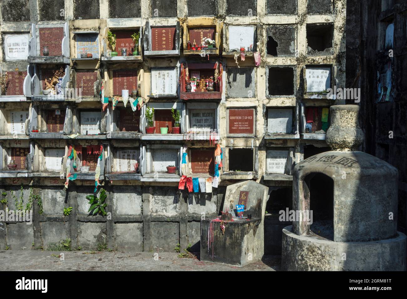 Muro di tombe nel cimitero cinese di Manila, Manila, Filippine Foto Stock