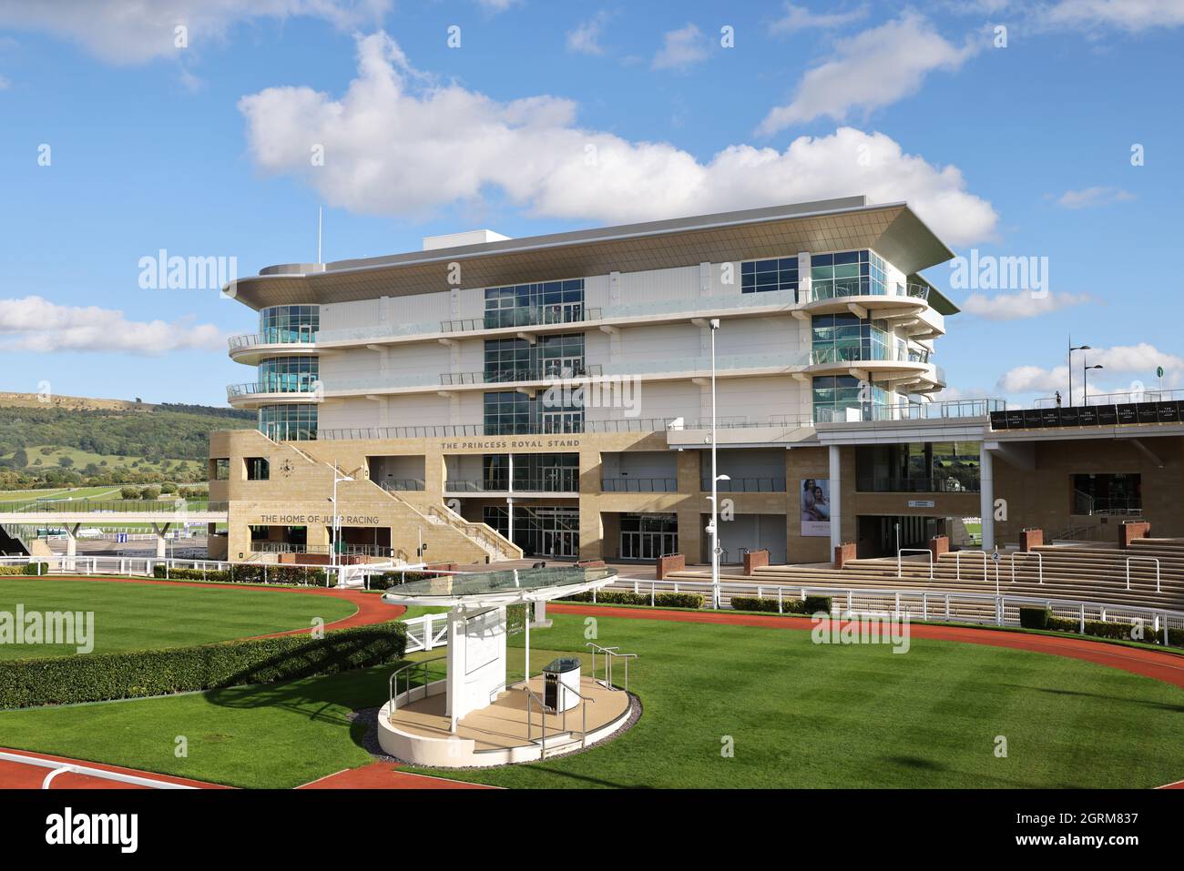 Cheltenham Racecourse The Princess Royal Stand and and Winner's enclosure Picture by Antony Thompson - Thousand Word Media, NESSUNA VENDITA, NESSUNA SYNDICATION. Con Foto Stock