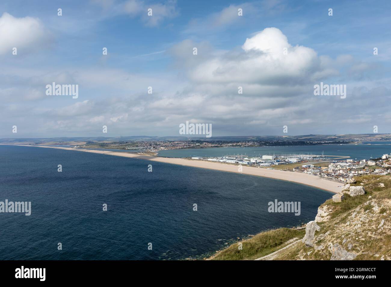 Chesil Beach, sito patrimonio dell'umanità dell'UNESCO, visto dal Tout Quarry Sculpture Park e dalla Riserva Naturale, Isle of Portland, Dorset, Inghilterra, Regno Unito Foto Stock