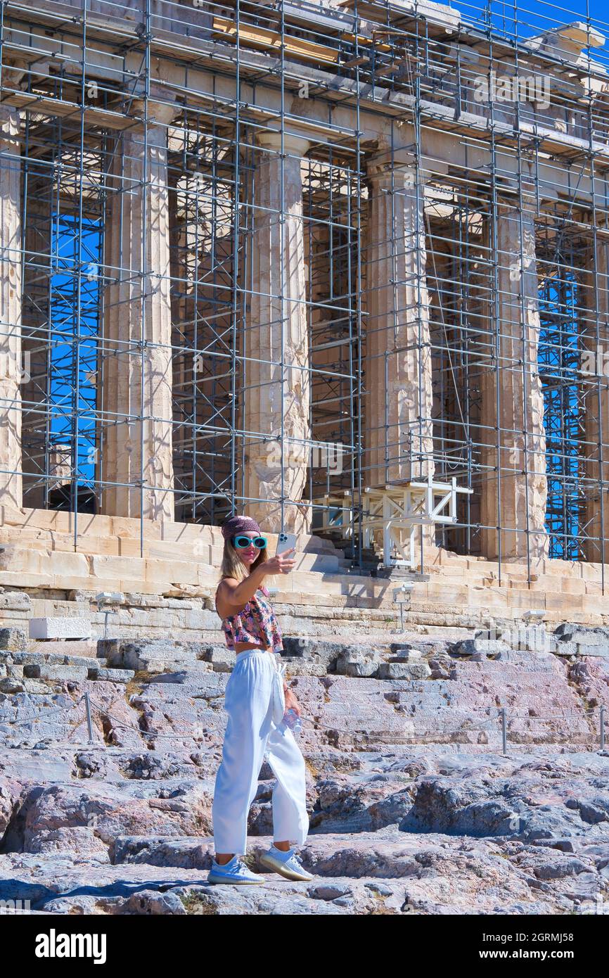 Bella ragazza , con un foulard sulla testa, posata di fronte al Partenone Acropolis Foto Stock