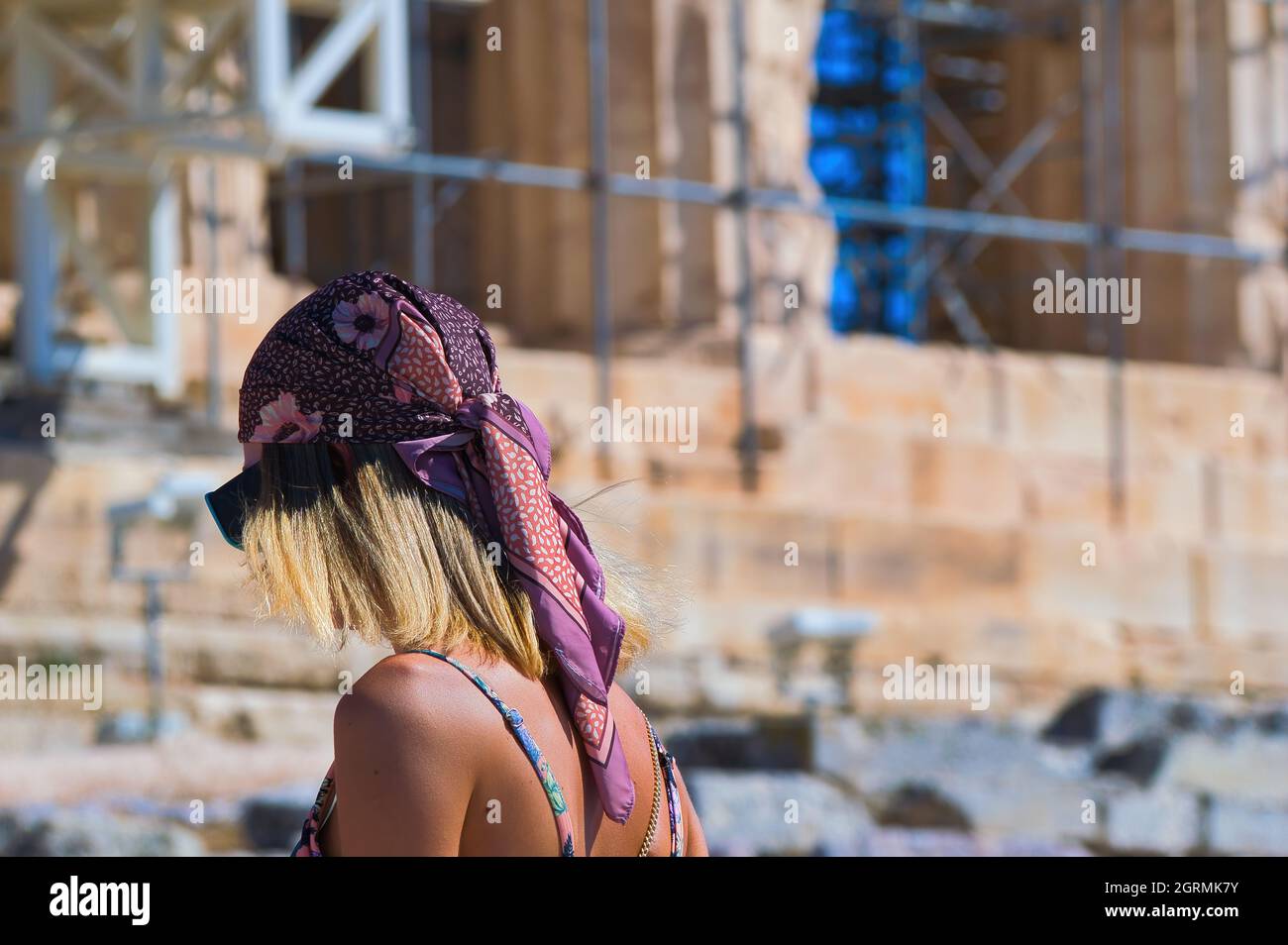 Bella ragazza , con un foulard sulla testa, posata di fronte al Partenone Acropolis Foto Stock