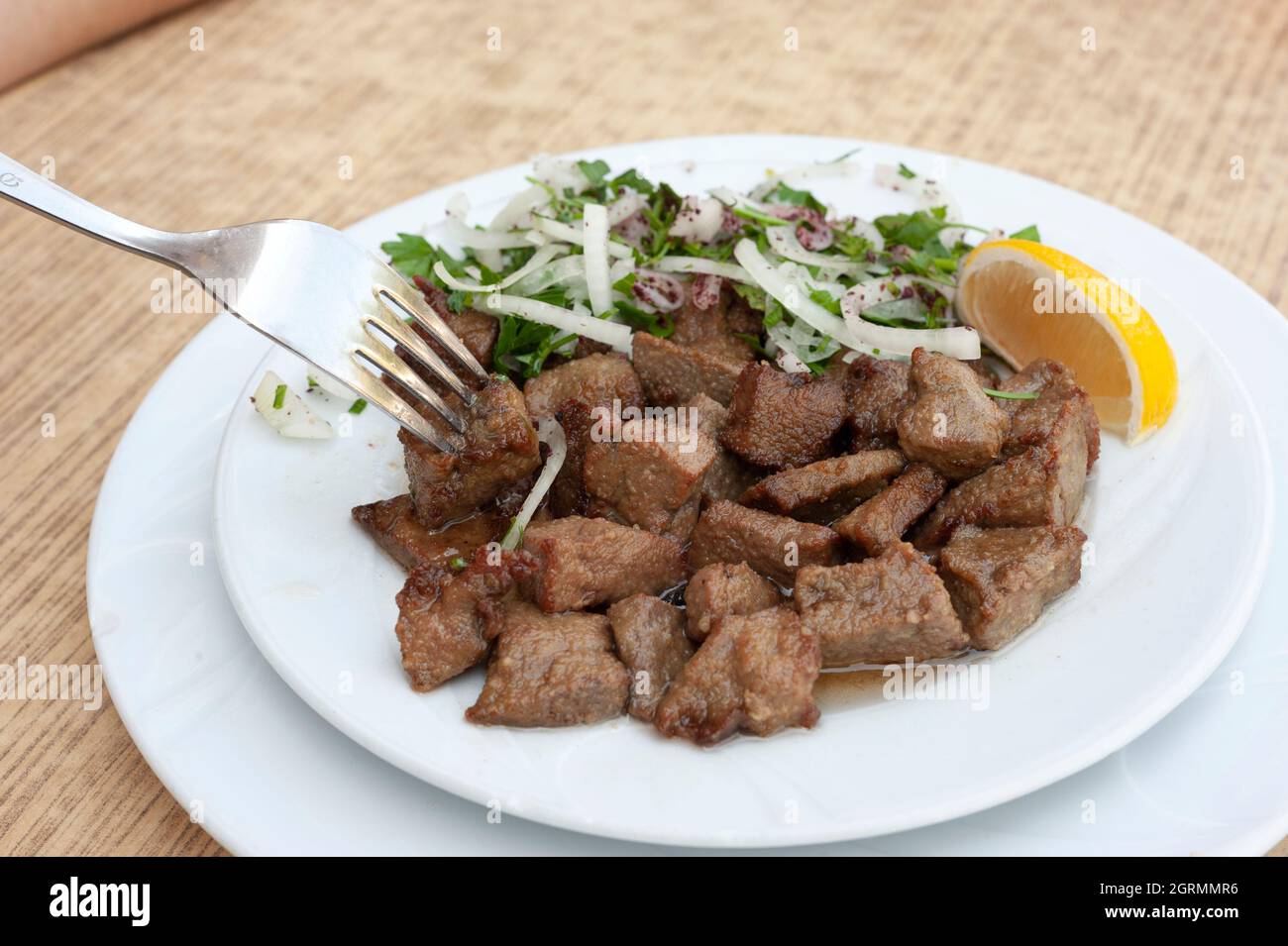Albanese fegato cibo, fegato cayenne, fegato, polmone, cibo renale, Patatine fritte, Arnavut ciğeri, fegato fritto tradizionale turco. Foto Stock