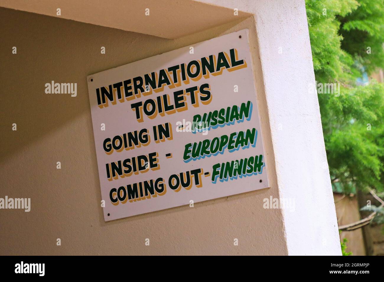 Un cartello, che dice: 'Servizi igienici internazionali - entrare, russo; interno, europeo; uscire, Finlandese' Inghilterra, Regno Unito Foto Stock