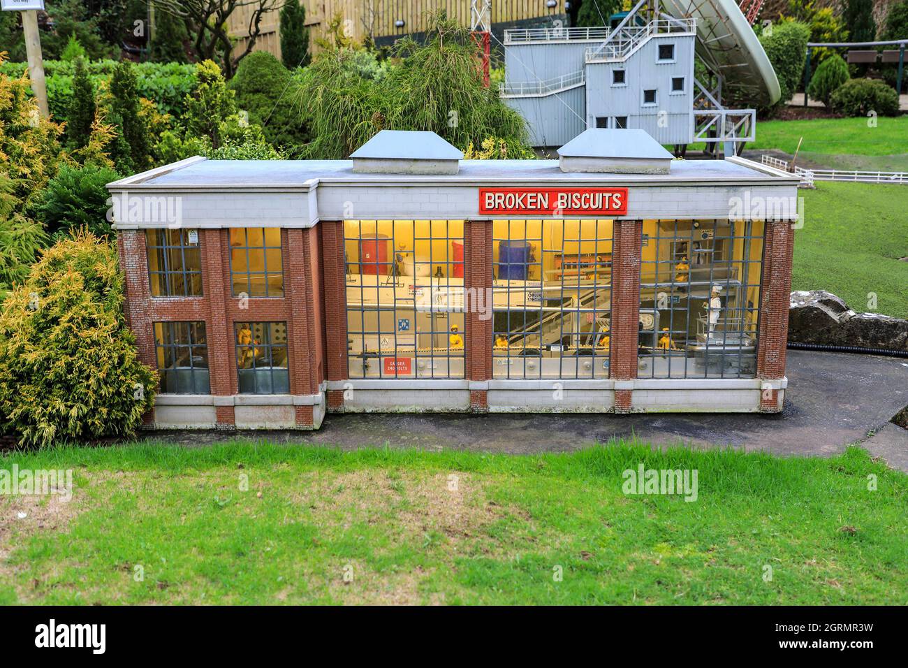 Fabbrica di biscotti spezzati a Babbacombe Model Village, Babbacombe, Torquay, Devon, Inghilterra, REGNO UNITO Foto Stock