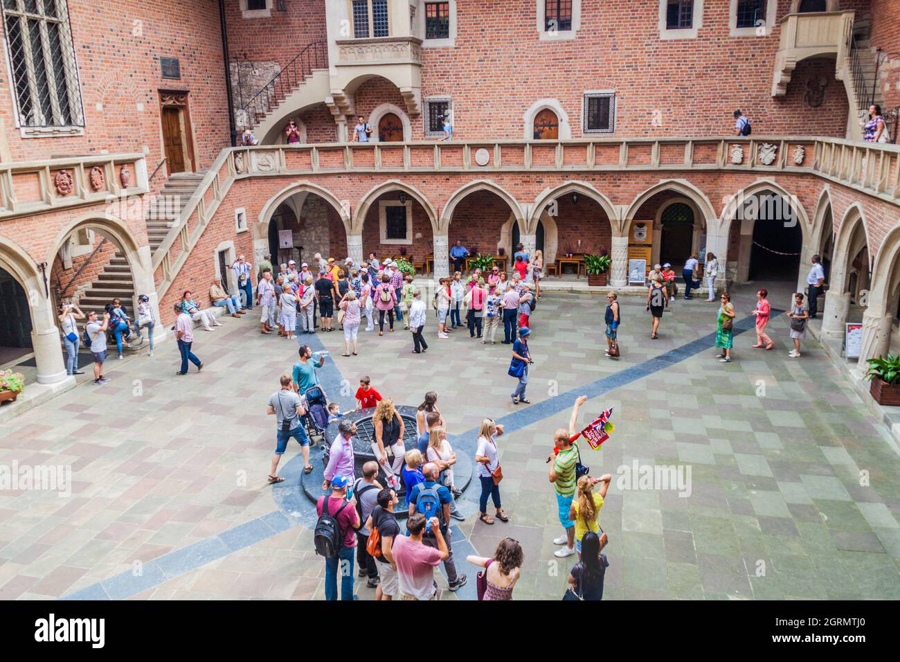 CRACOVIA, POLONIA - 3 SETTEMBRE 2016: La gente visita il Collegio Maius Grande cortile dell'Università Jagellonica di Cracovia. Foto Stock