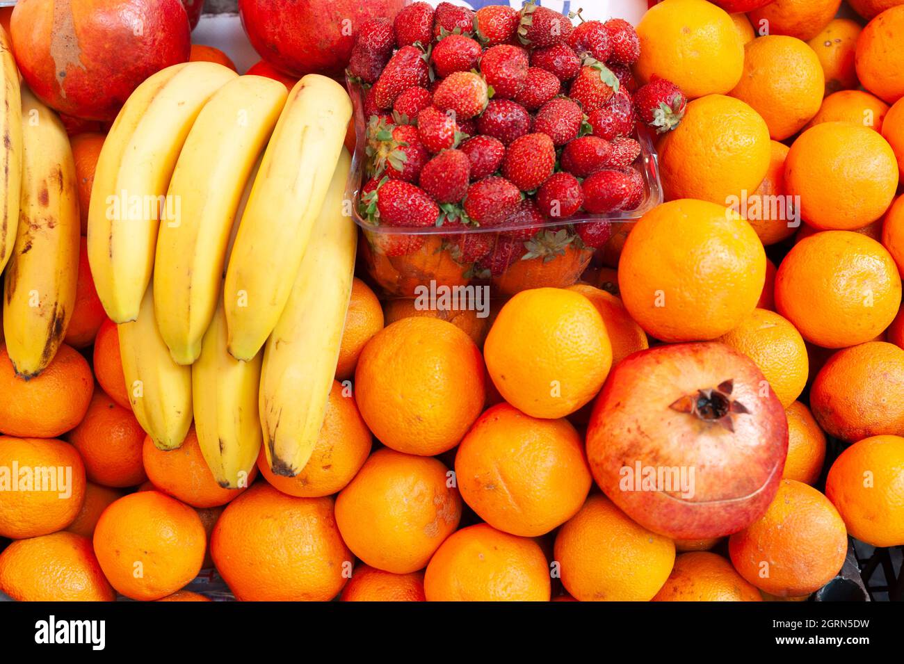 Banana, arancia, fragola, melograno, frutta Foto Stock