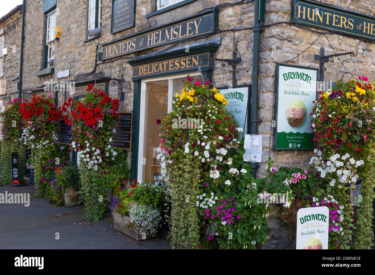 I cacciatori di Helmsley Delicatessen.Two cani giocano all'esterno Foto Stock