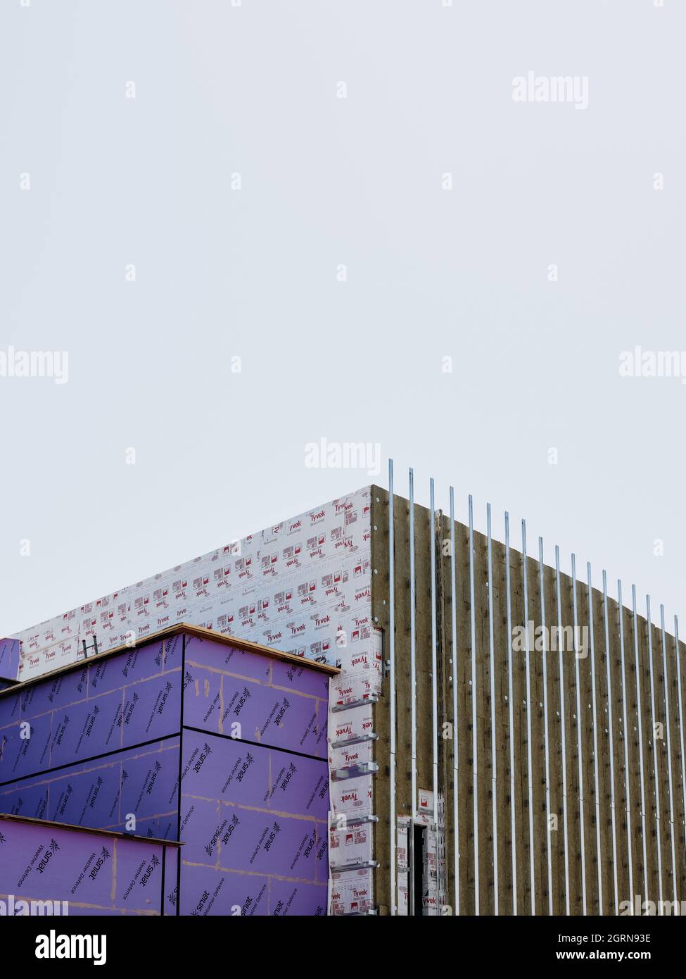 Pannelli isolanti in fase di montaggio all'interno di una nuova facciata dell'edificio - isolanti - isolati - isolanti - rivestimenti Foto Stock
