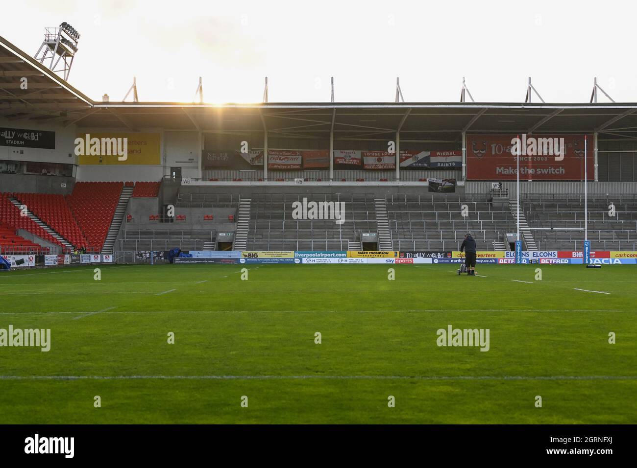 Il sole tramonta sullo Stadio Totally Wicked, davanti alla semifinale di Betfred Super League Playoff di questa sera, St Helens contro Leeds Rhinos Foto Stock