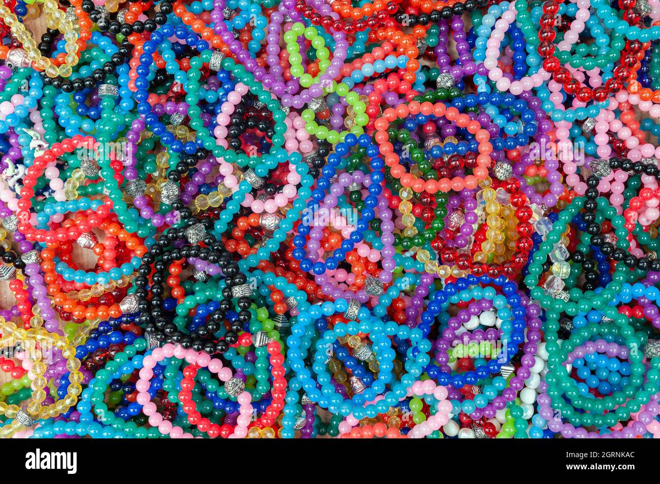 Perle colorate, bracciali colorati, rosari colorati, pietra naturale Foto Stock