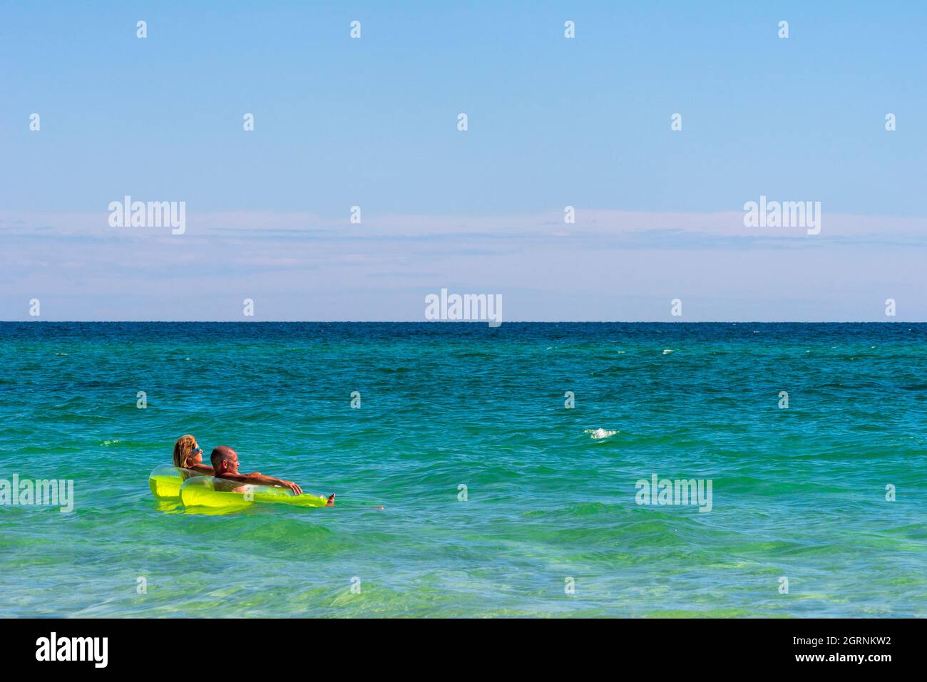 Pensacola, Florida, USA; 25 settembre 2021. Una coppia galleggia appena fuori dalla spiaggia al Gulf Islands National Seashore in Florida il 25 settembre 2021. Foto Stock