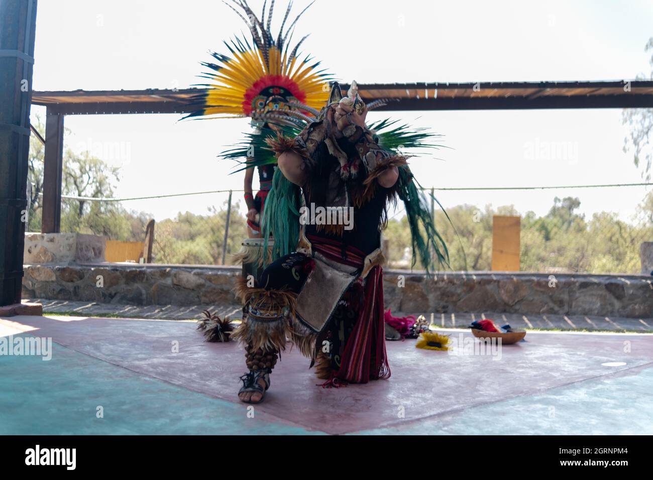 Ballerini che ballano la cultura pre-ispanica con cielo luminoso come sfondo Foto Stock