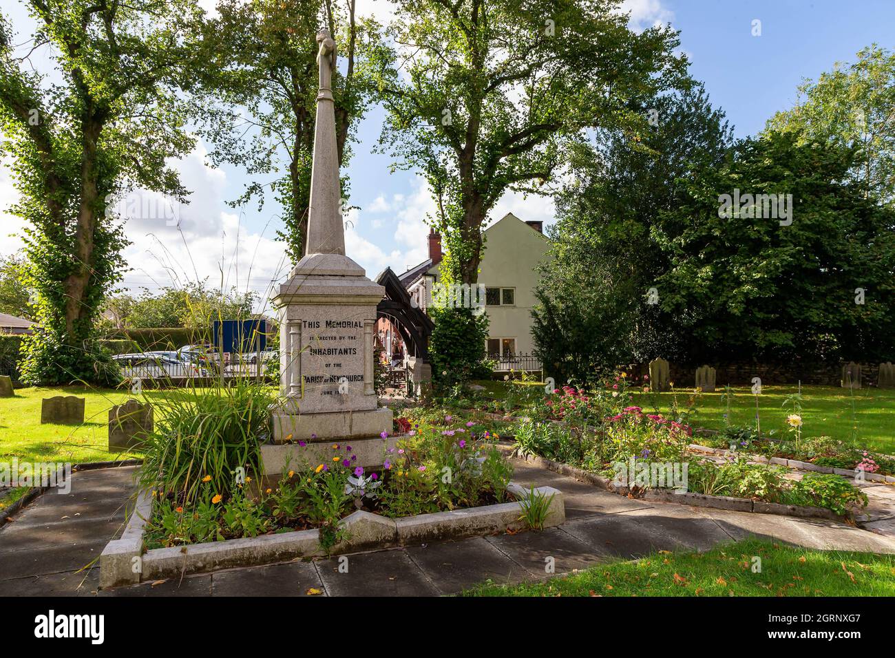 Monumento ai caduti nei giardini della chiesa parrocchiale di Newchurch, Culcheth Foto Stock