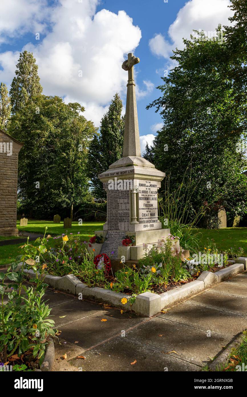 Monumento ai caduti nei giardini della chiesa parrocchiale di Newchurch, Culcheth Foto Stock