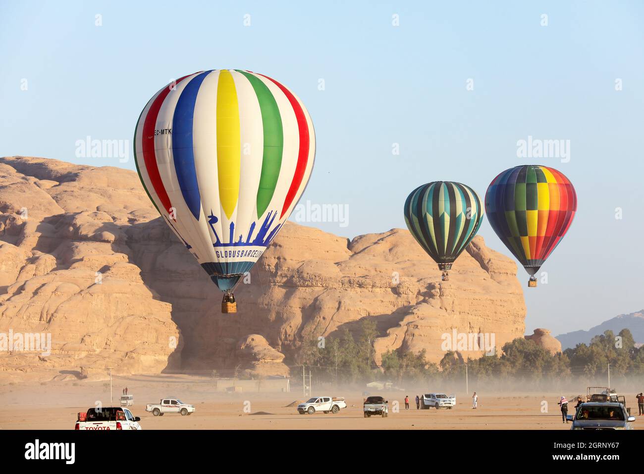 I mongolfiere lanciano durante un festival di mongolfiera nel deserto di  Wadi Rum, Giordania, 1 ottobre 2021. REUTERS/Alaa al Sukhni Foto stock -  Alamy