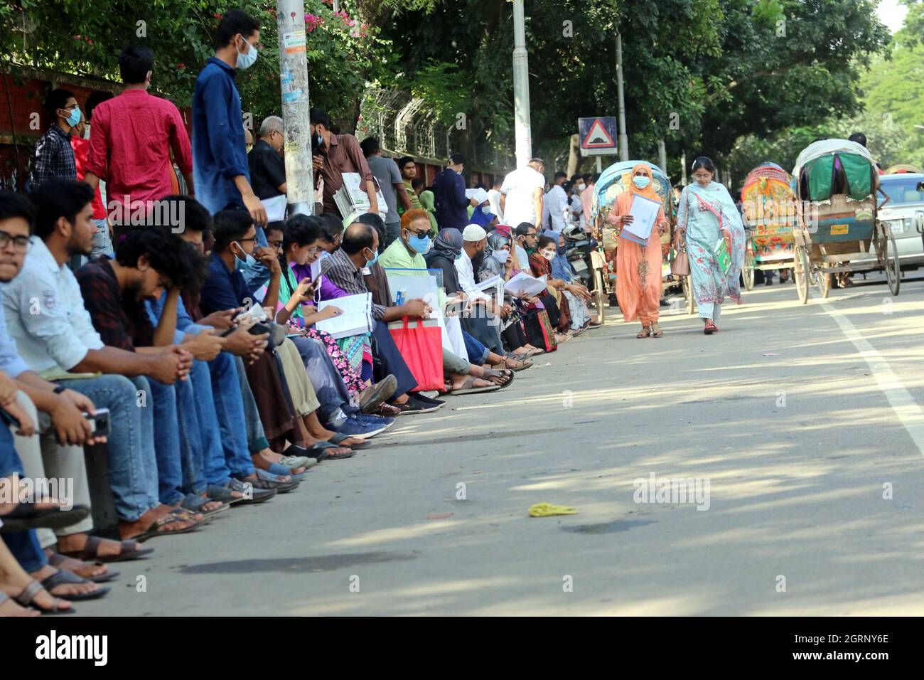 Non esclusivo: DHAKA, BANGLADESH - 1 OTTOBRE 2021: Gli studenti fanno la coda fuori dall'Università di Dhaka per il test di ammissione per l'accademico 2020-2021 Foto Stock