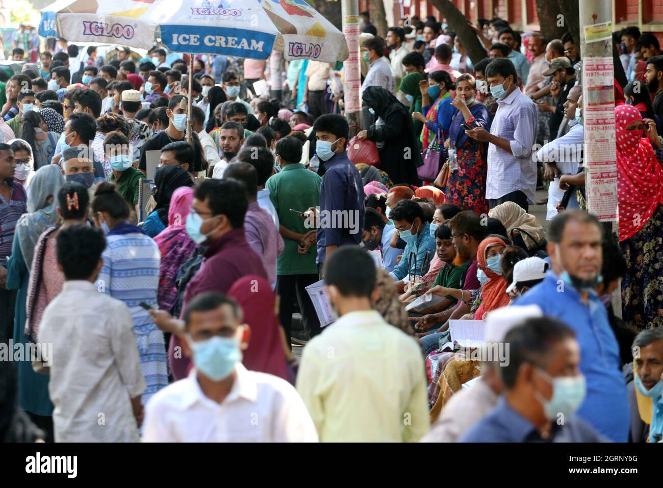 Non esclusivo: DHAKA, BANGLADESH - 1 OTTOBRE 2021: Gli studenti fanno la coda fuori dall'Università di Dhaka per il test di ammissione per l'accademico 2020-2021 Foto Stock