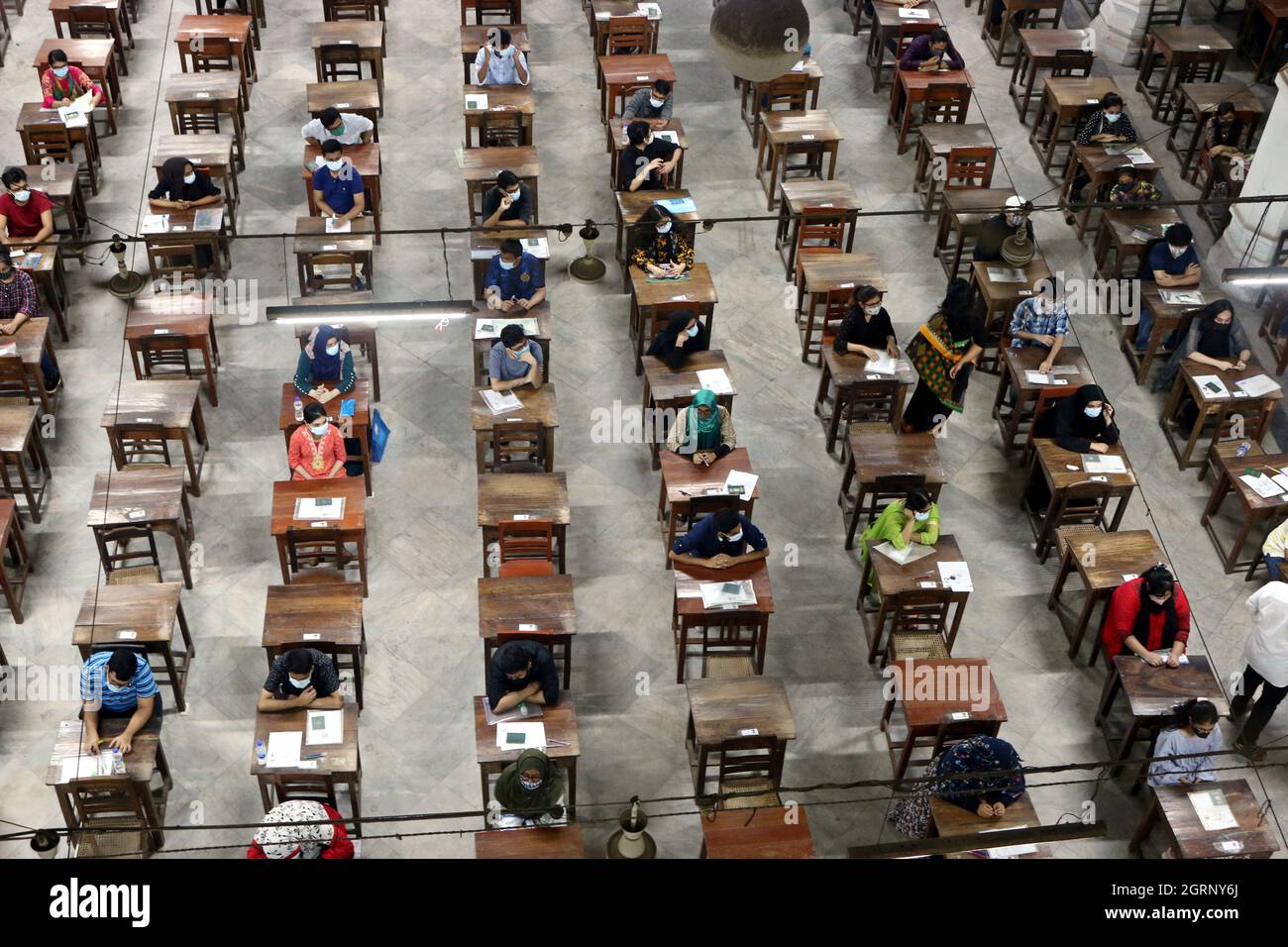 Non esclusiva: DHAKA, BANGLADESH - 1 OTTOBRE 2021: Vista generale degli studenti durante il test di ingresso all'interno dell'Università di Dhaka per il 2020 Foto Stock