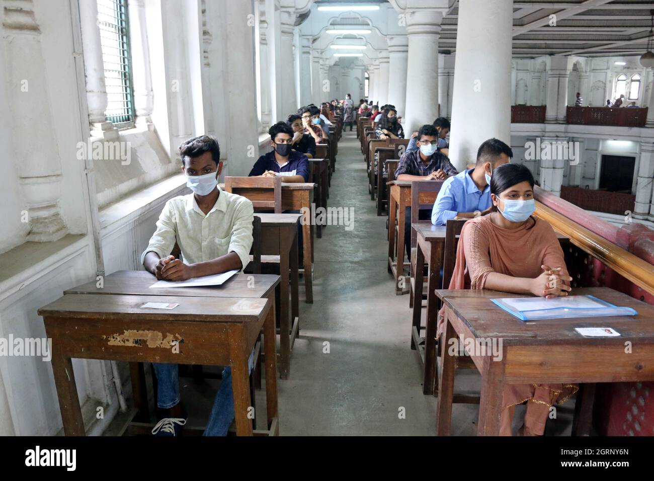 Non esclusiva: DHAKA, BANGLADESH - 1 OTTOBRE 2021: Vista generale degli studenti durante il test di ingresso all'interno dell'Università di Dhaka per il 2020 Foto Stock