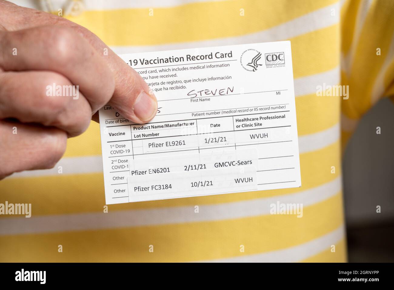 Morgantown, WV - 1 ottobre 2021: Scheda di registrazione della vaccinazione di Covid-19 che mostra tre dosi di vaccino Pfizer incluso il vaccino di richiamo Foto Stock