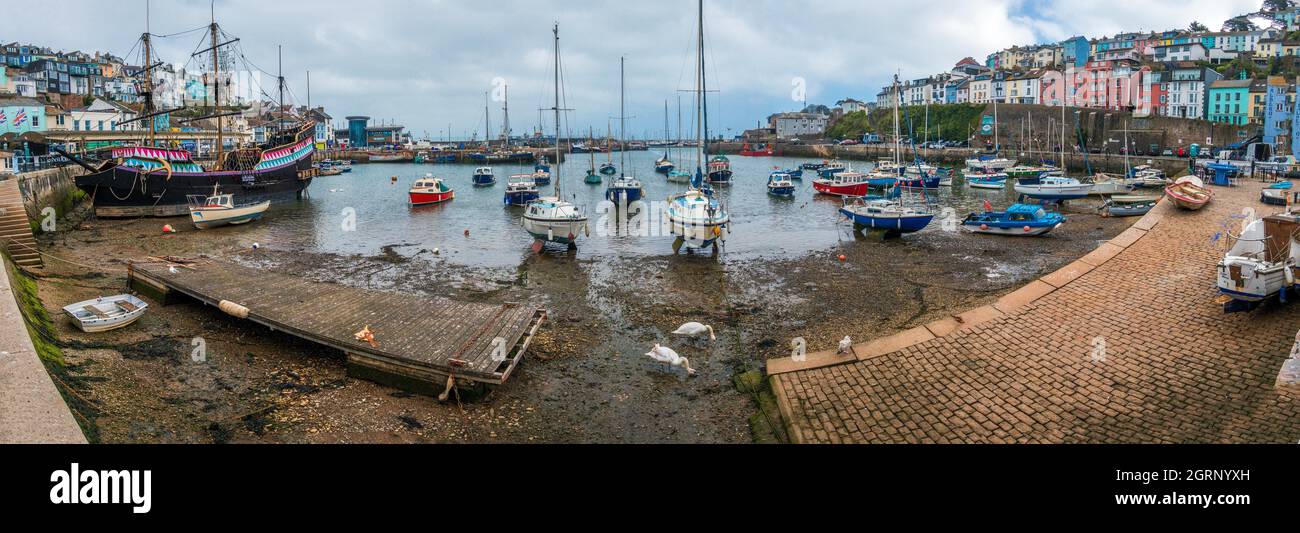 Le barche si aggirano in acque basse a Brixham Harbour South Devon Inghilterra Foto Stock