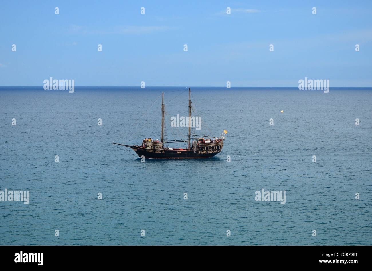 Barca a vela in mare contro Sky Foto Stock