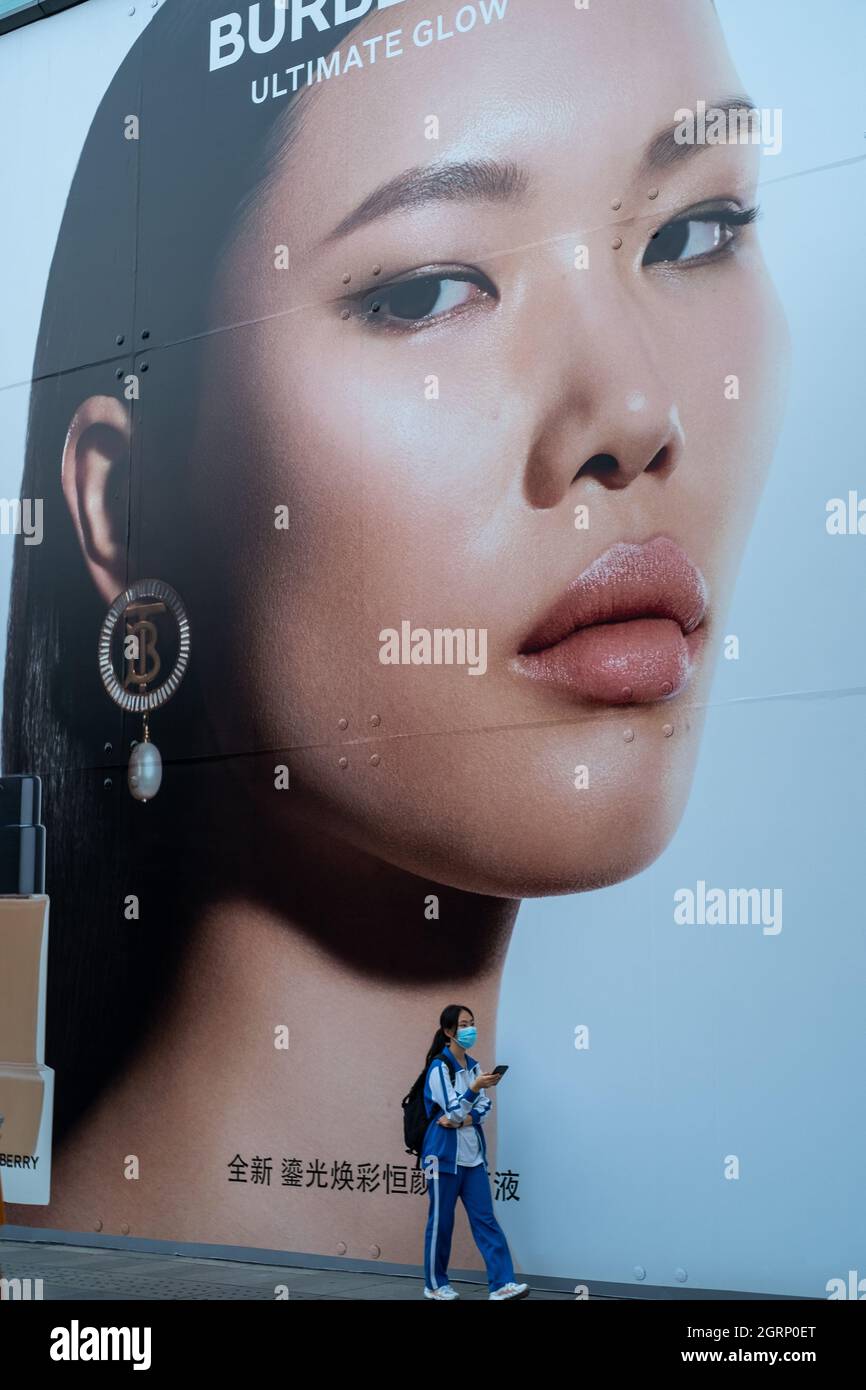 Uno studente cinese della scuola media si trova di fronte all'etichetta di moda britannica Burberry ad a Pechino, China.01-Oct-2021 Foto Stock