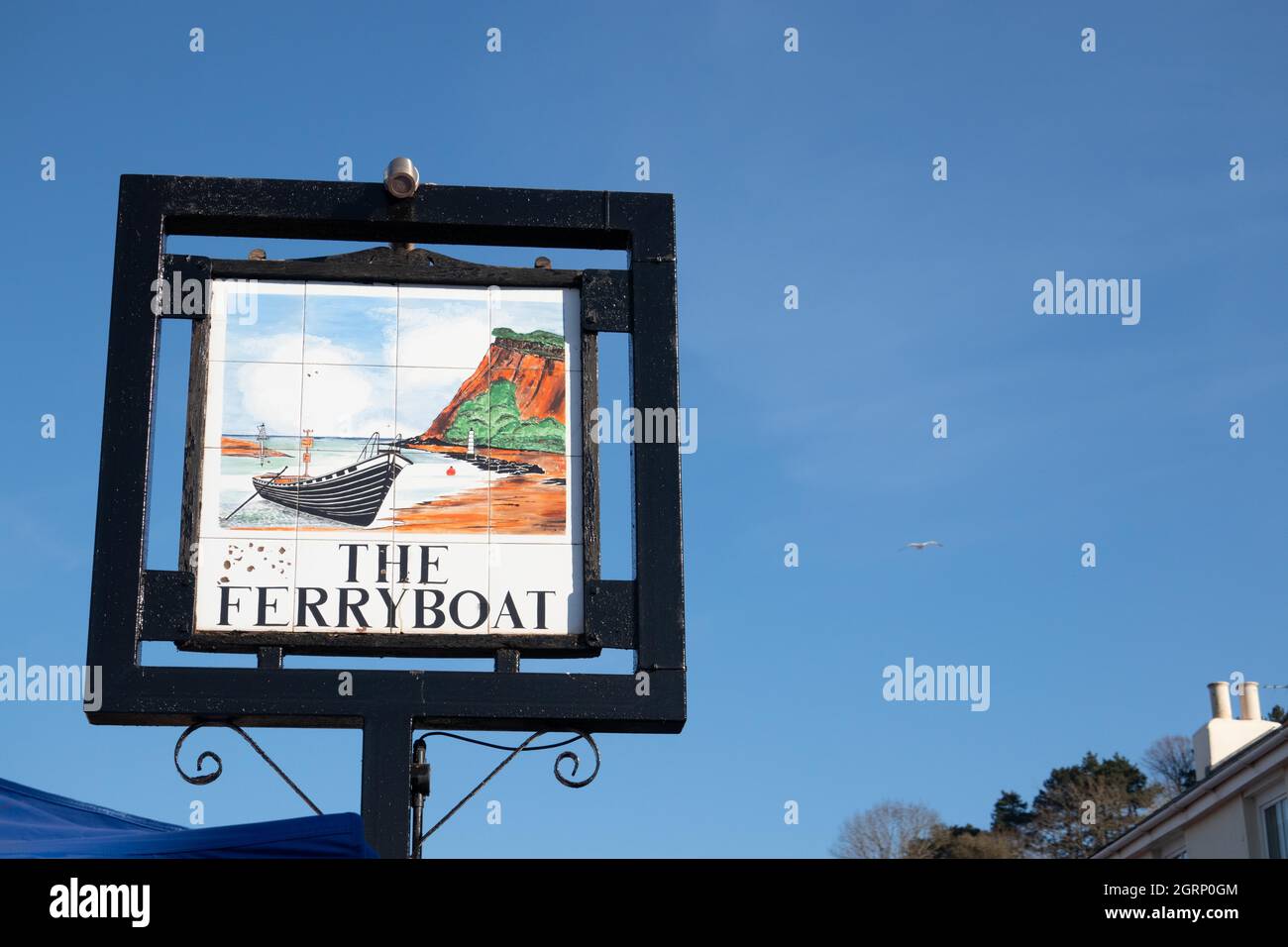 Pub segno della Ferryboat a Sheldon South Devon Inghilterra contro un cielo blu chiaro Foto Stock