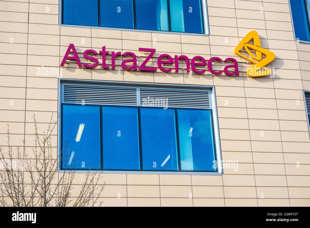 Logo AstraZeneca sul lato dell'edificio a Cambridge in Inghilterra. AstraZeneca plc è una multinazionale britannica-svedese nel settore farmaceutico e biotecnologico Foto Stock