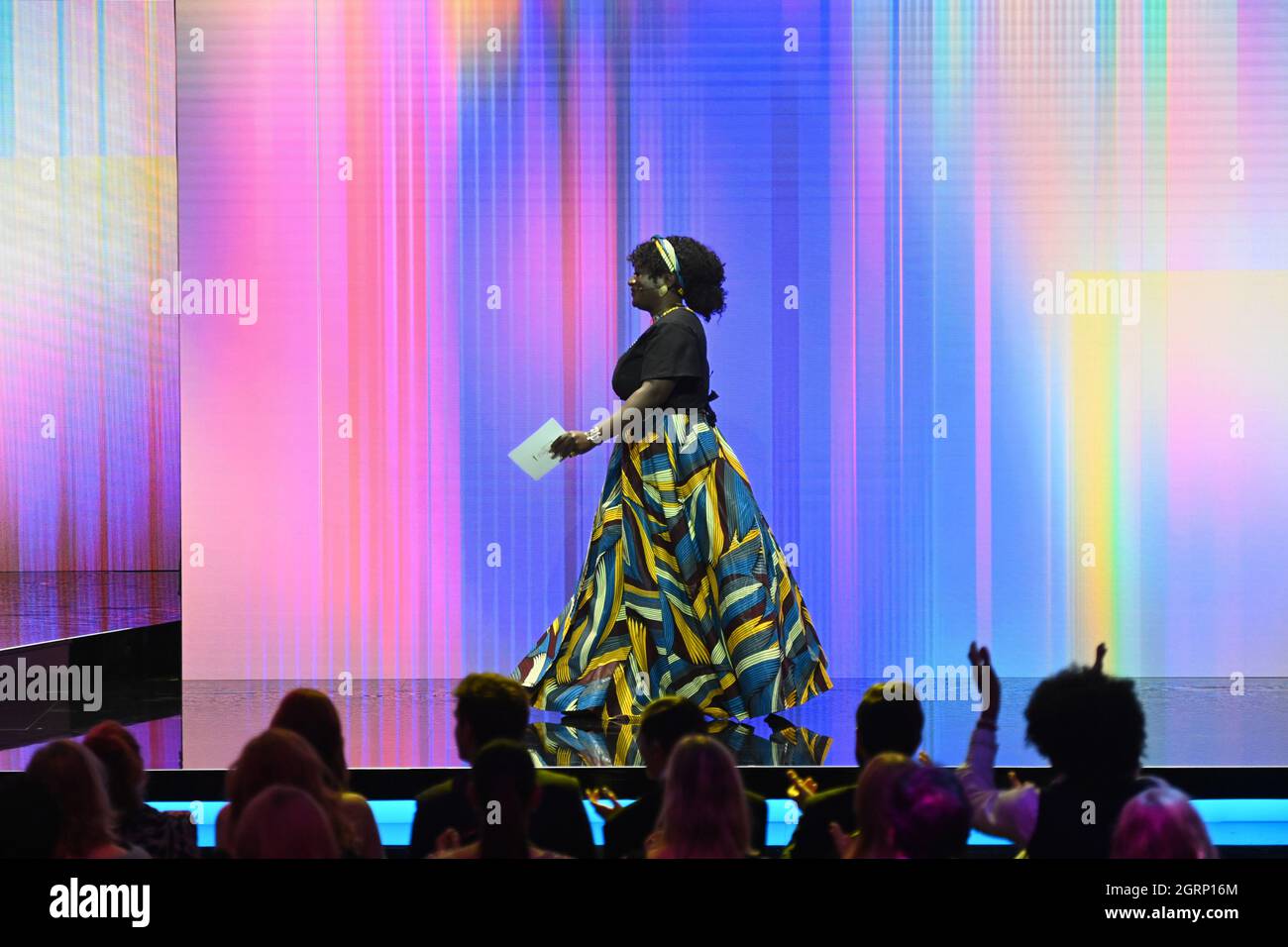 Berlino, Germania. 01 ottobre 2021. L'attrice Thelma Buabeng arriva sul palco per la cerimonia 'Lola' del 2021. Credit: Soeren Stache/dpa/Alamy Live News Foto Stock