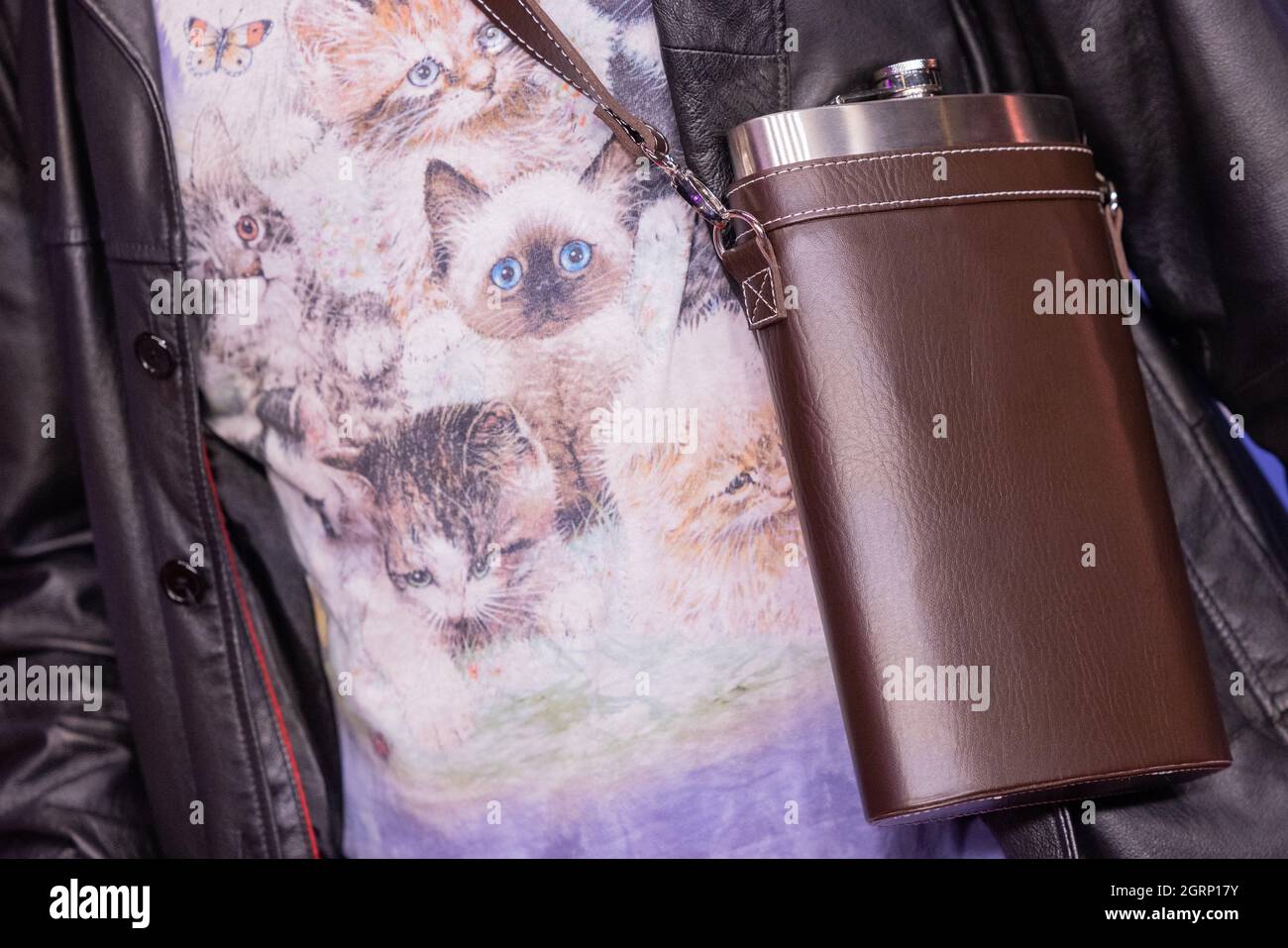 Colonia, Germania. 01 ottobre 2021. Abdelkarim scende dal tappeto rosso per la cerimonia del "Premio Commedia tedesca". I più popolari spettacoli comici, podcast e artisti vengono premiati. Credit: Rolf Vennenbernd/dpa/Alamy Live News Foto Stock