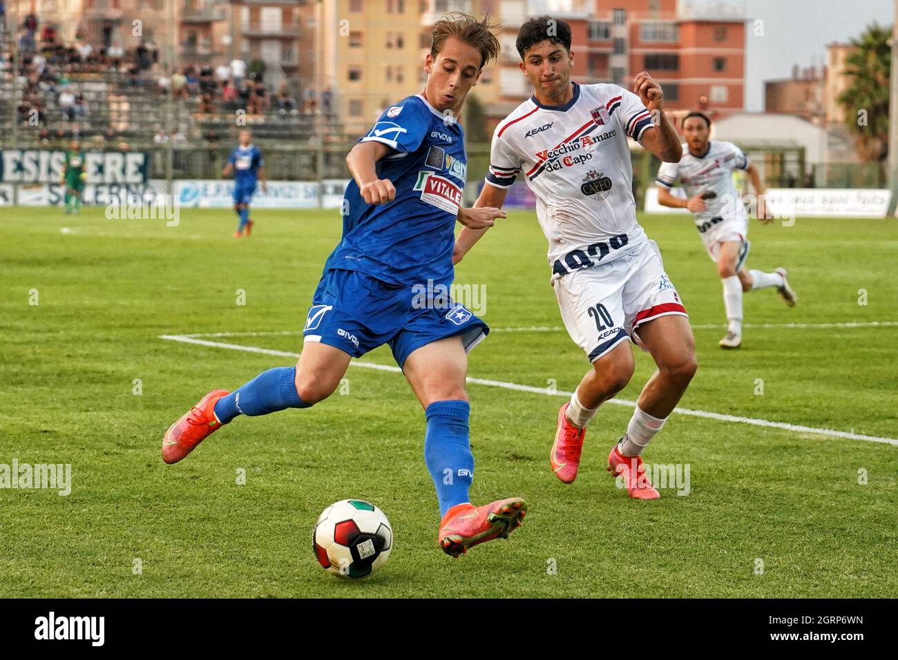 Pagani, Italia. 29 settembre 2021. PAGANI, ITALIA - SETTEMBRE 29: Carmine Cretella del Paganese Calcio 1926 e Giovanni Mauceri Vibonese durante un'azione di gioco tra Paganese Calcio 1926 e Vibonese allo Stadio Marcello Torre il 29 Settembre 2021 a Pagani Italia. (Foto di Alessandro Barone/Pacific Press/Sipa USA) Credit: Sipa USA/Alamy Live News Foto Stock