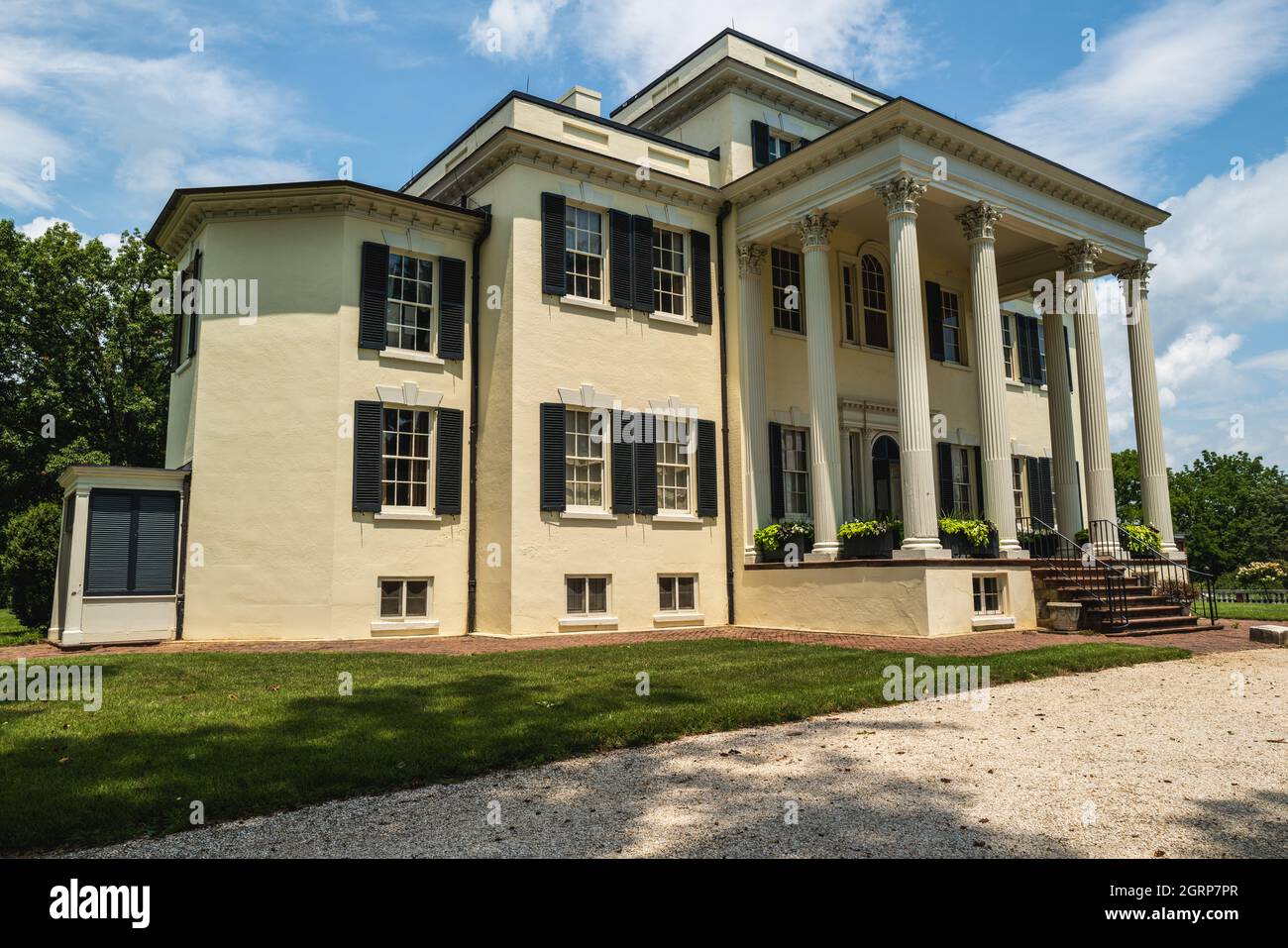 Leesburg, VA, USA -- .Una foto grandangolare della storica Oatlands Mansion in una calda giornata estiva a Leesburg, VA. Foto Stock