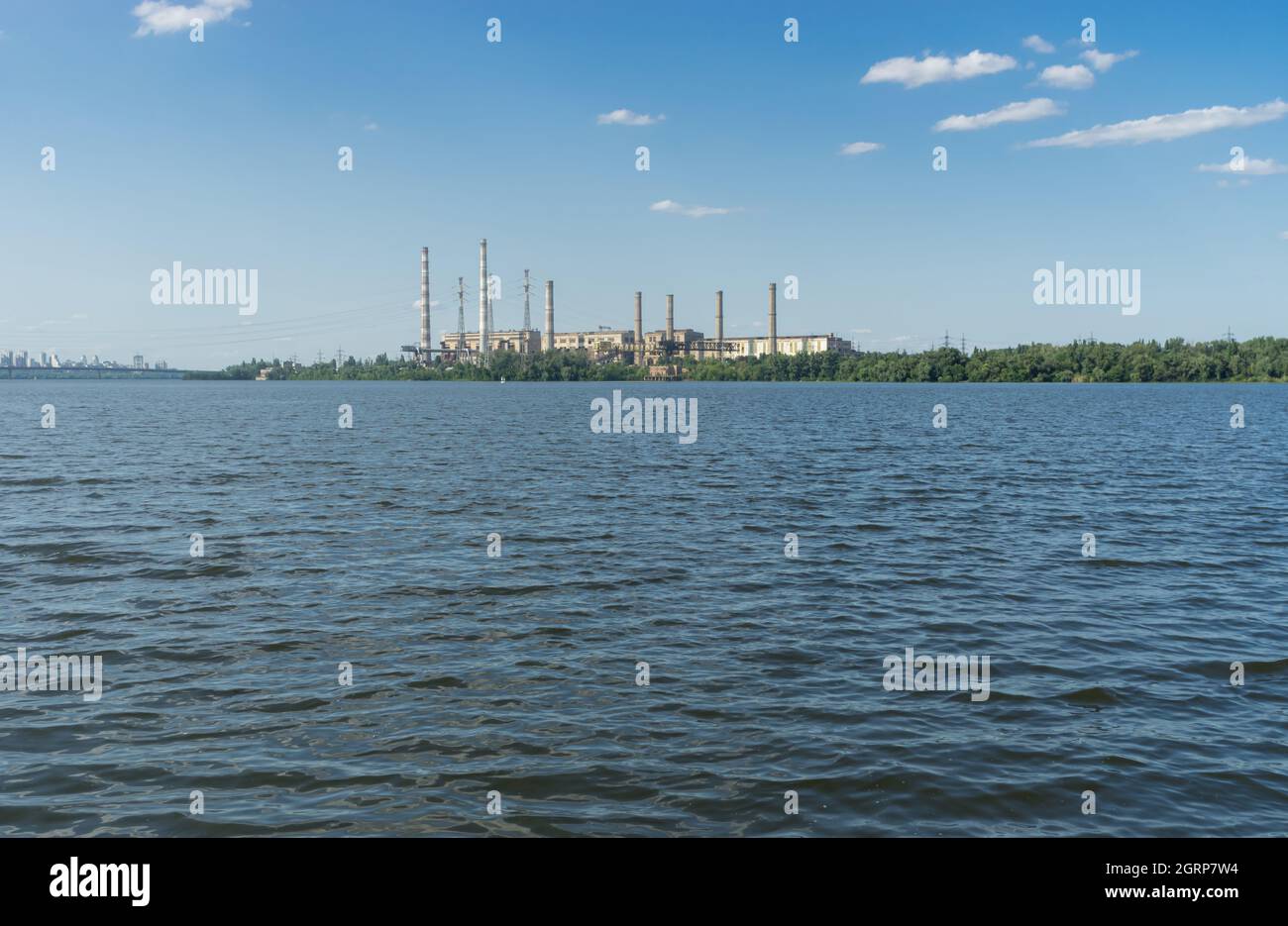 Paesaggio estivo con centrale elettrica non funzionante accanto al fiume Dnipro nella città di Dnipro, Ucraina Foto Stock