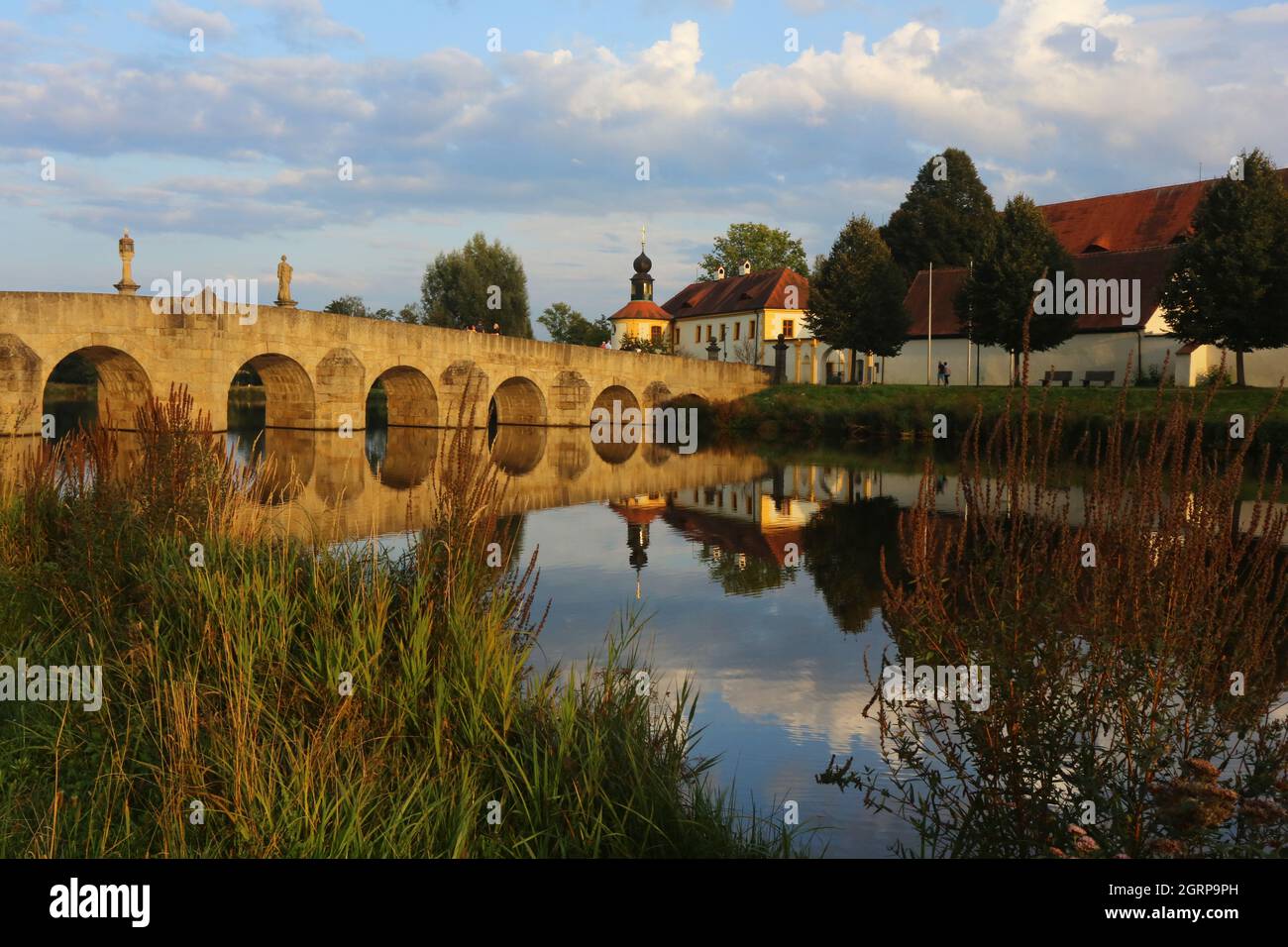 Tirschenreuth, Oberpfalz, Bayern Brücke und Teich im Fischhofpark zum Wandern und Spazierengehen oder Relaxen in der Freizeit oder im Urlaub Foto Stock