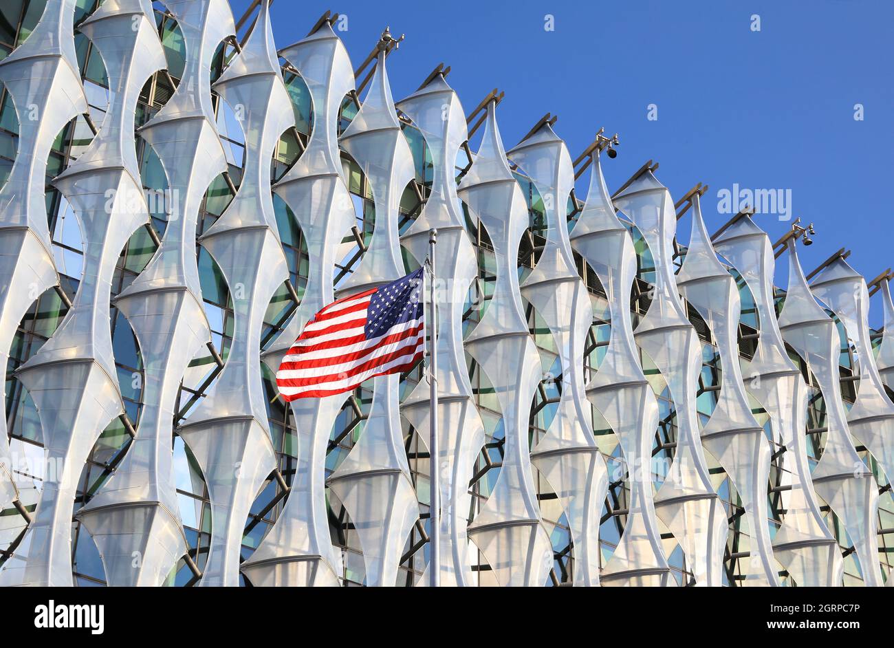 L'architettura moderna dell'Ambasciata degli Stati Uniti a Nine Elms, la più grande Ambasciata americana nell'Europa occidentale, a SW London, Regno Unito Foto Stock