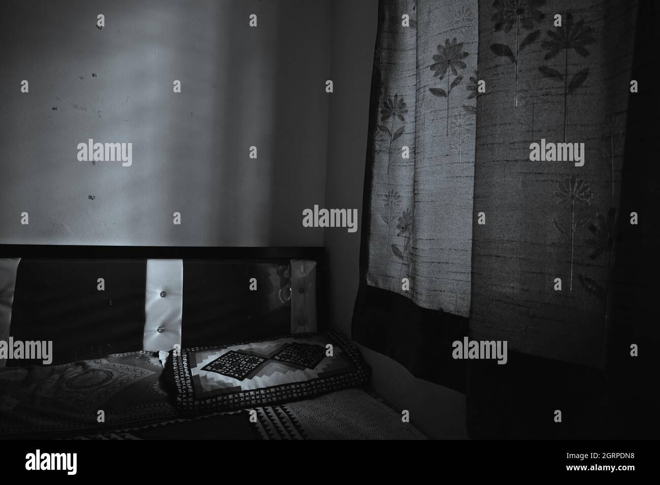 La luce del sole cadere sul letto di casa Foto stock - Alamy