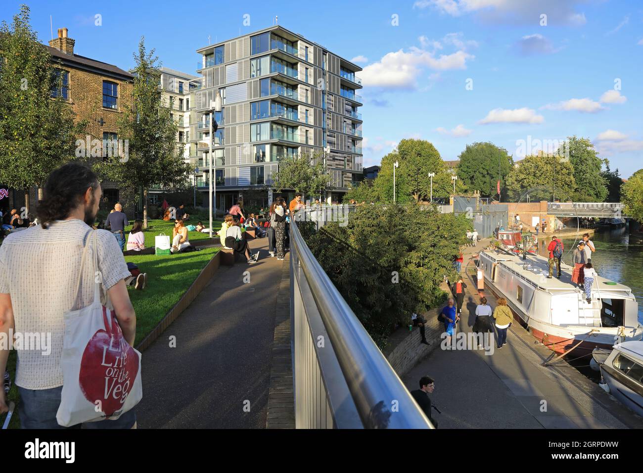 Sole autunnale su Wharf Road Gardens e Regents Canal, a Kings Cross, a nord di Londra, Regno Unito Foto Stock