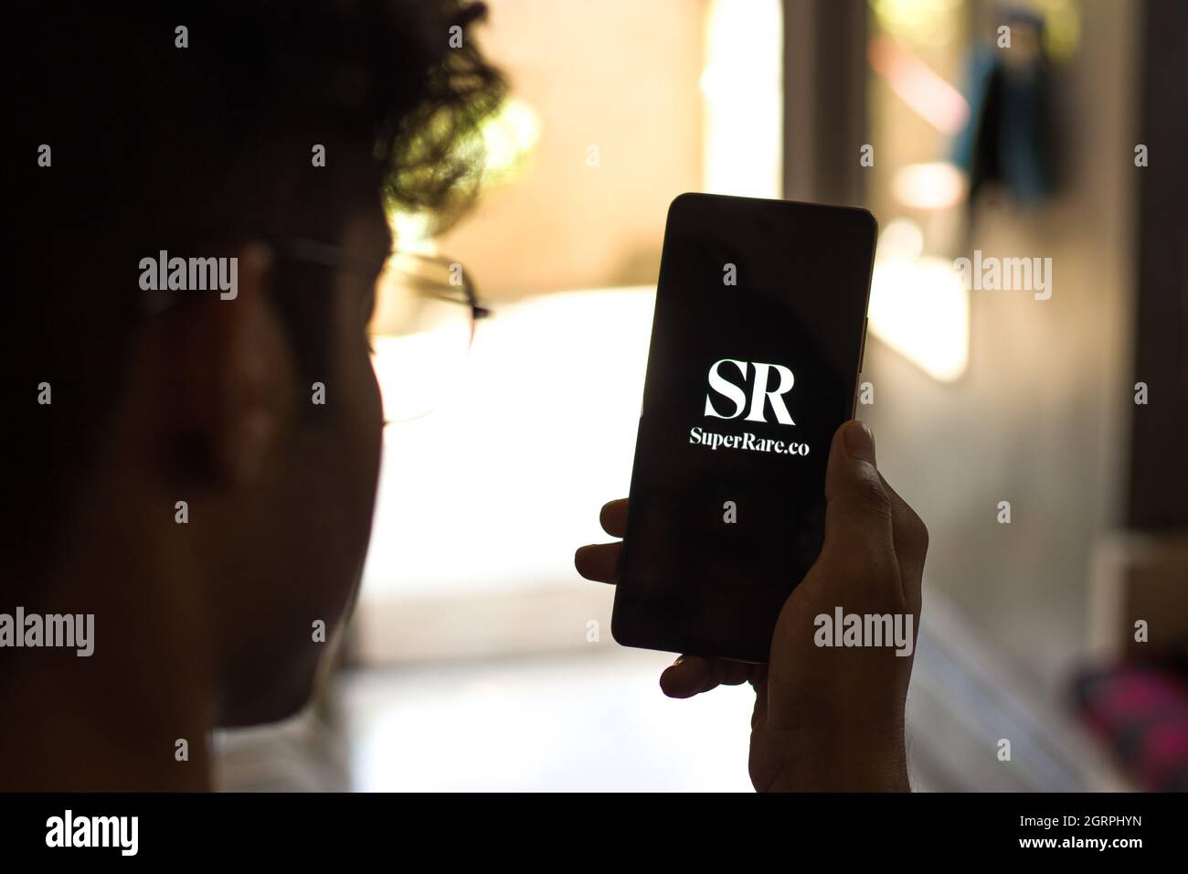 West Bangal, India - 28 settembre 2021 : immagine di stock del logo Super Rare sullo schermo del telefono. Foto Stock