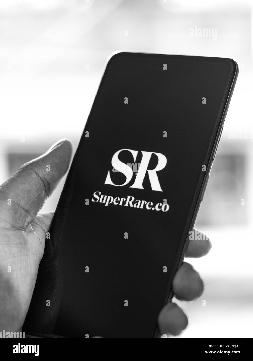 West Bangal, India - 28 settembre 2021 : immagine di stock del logo Super Rare sullo schermo del telefono. Foto Stock