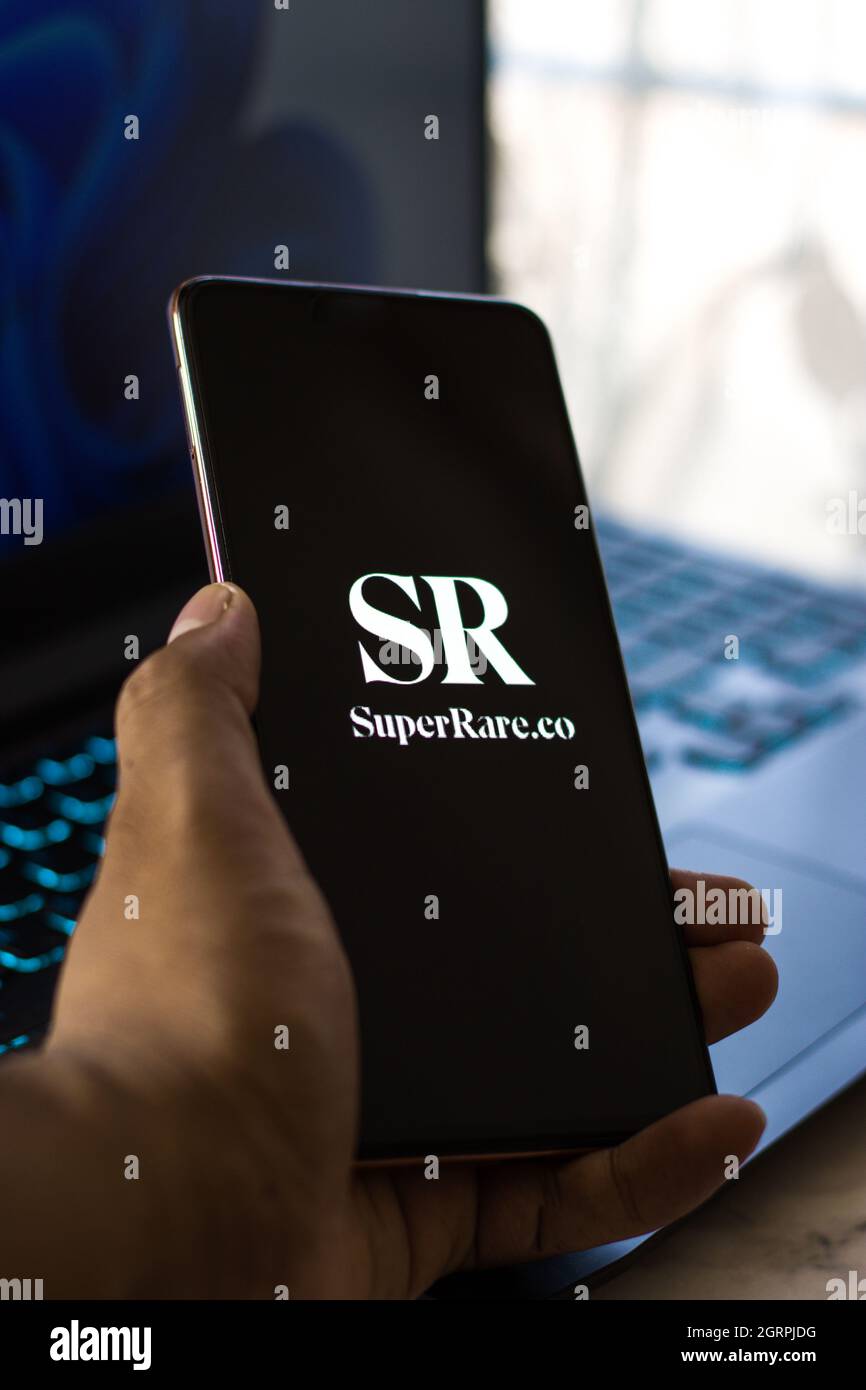 West Bangal, India - 28 settembre 2021 : immagine di stock del logo Super Rare sullo schermo del telefono. Foto Stock