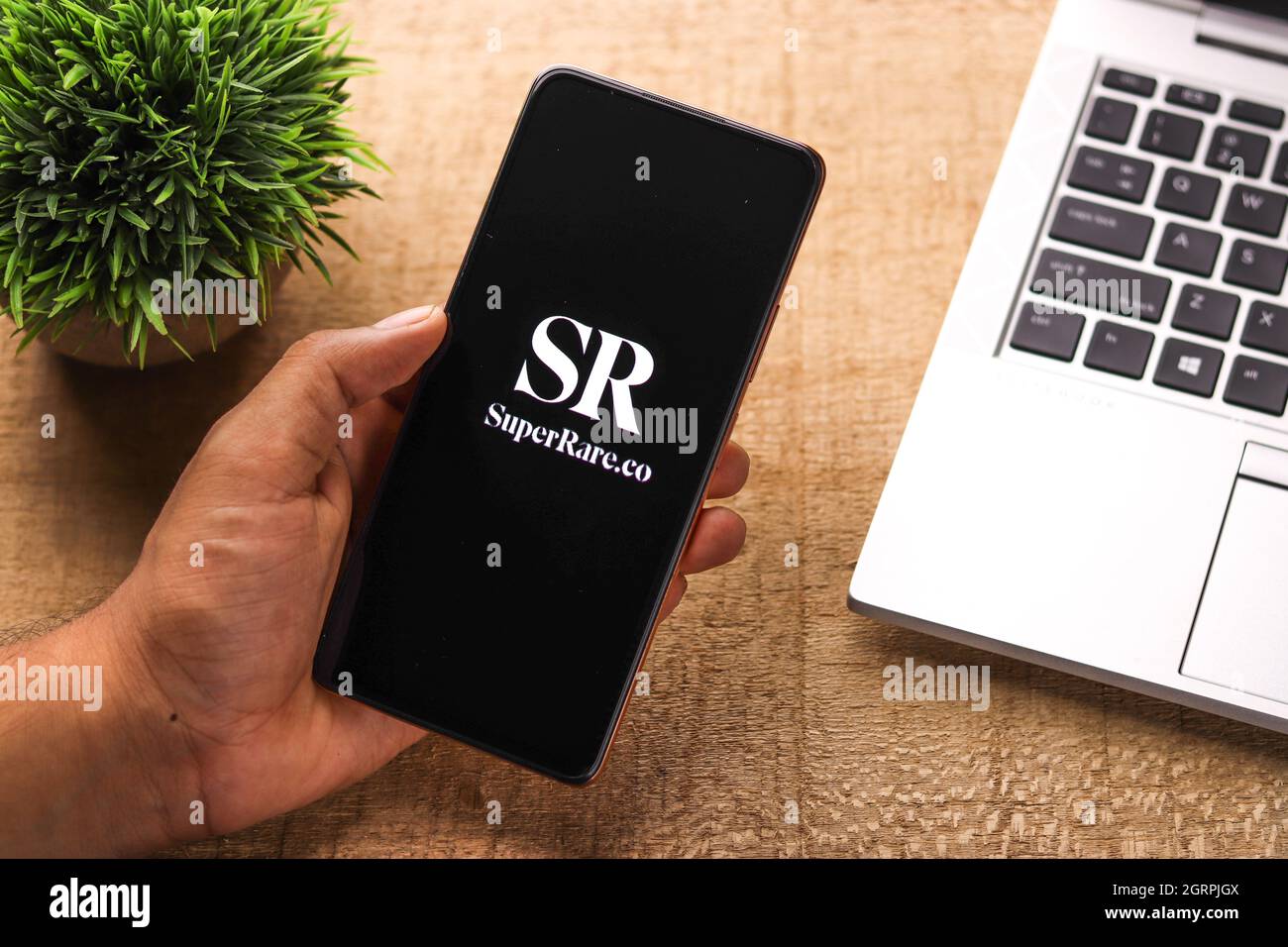 West Bangal, India - 28 settembre 2021 : immagine di stock del logo Super Rare sullo schermo del telefono. Foto Stock