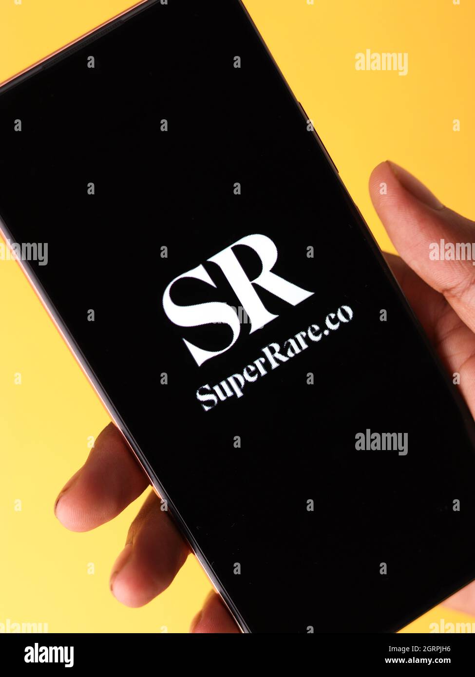 West Bangal, India - 28 settembre 2021 : immagine di stock del logo Super Rare sullo schermo del telefono. Foto Stock