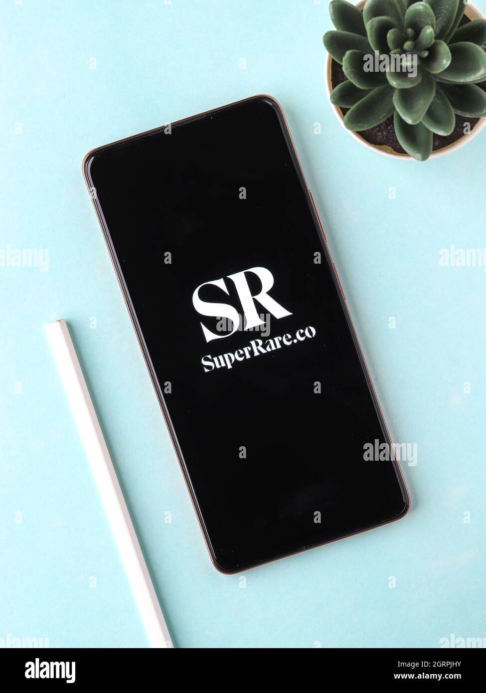 West Bangal, India - 28 settembre 2021 : immagine di stock del logo Super Rare sullo schermo del telefono. Foto Stock