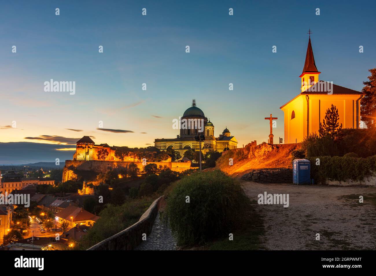 Esztergom (Gran): Collina del Castello con la Basilica, vista dal Calvario, cappella del Calvario in , Komarom-Esztergom, Ungheria Foto Stock