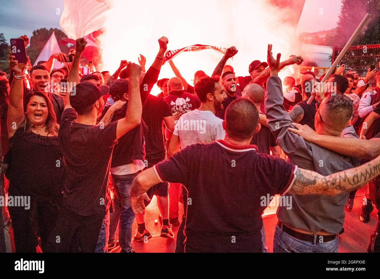 Torino, Italia. 01 ottobre 2021. I tifosi del Torino FC mostrano il loro sostegno durante un incontro di tifosi fuori dallo stadio Olimpico Grande Torino per sostenere la squadra alla vigilia del derby torinese tra Torino FC e Juventus FC. Credit: Nicolò campo/Alamy Live News Foto Stock