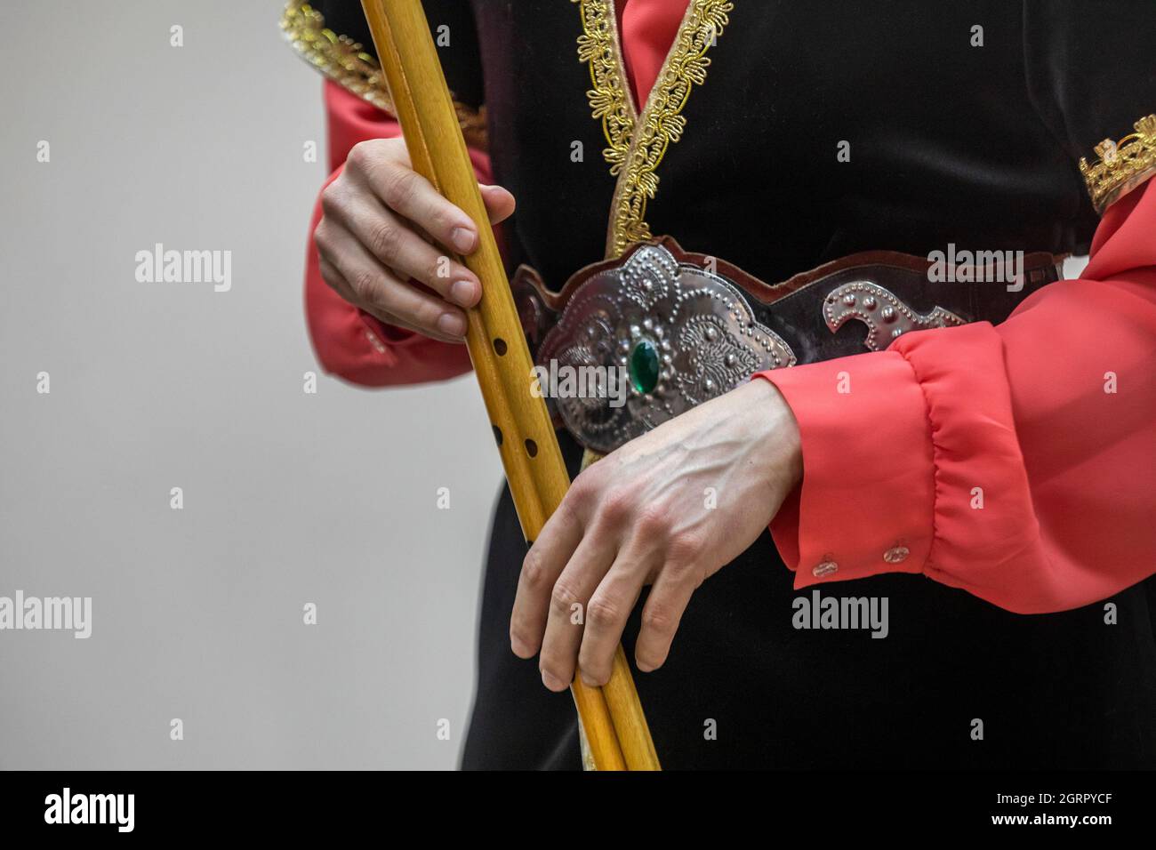 Un musicista Bashkir di un gruppo folcloristico tiene in mano uno strumento musicale a fiato Quray Foto Stock